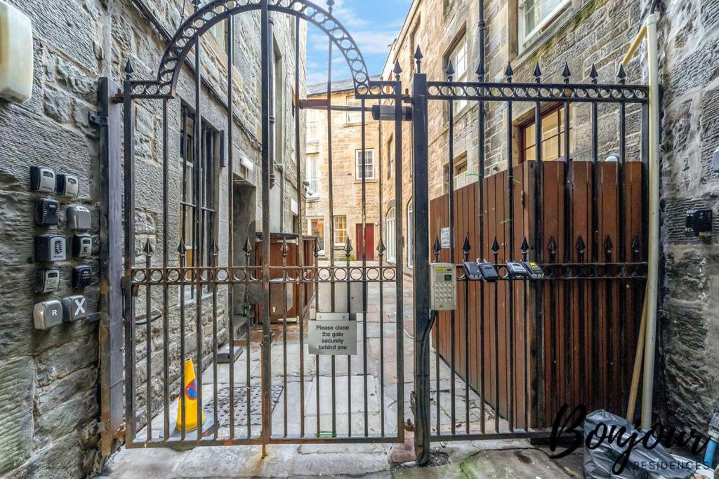 Spacious 2Br-1Ba - Grassmarket - Free Parking By Bonjour Residences Edinburgh Bagian luar foto